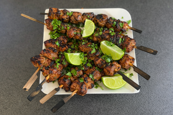 Mini špízky z vepřové panenky s medovo-hořčičnou glazurou